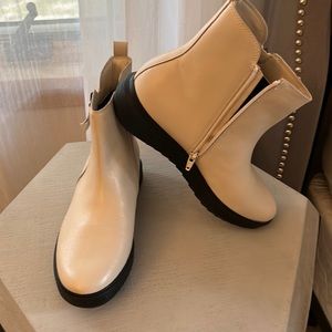 NWT, NATUALIZER IVORY leather zip boot